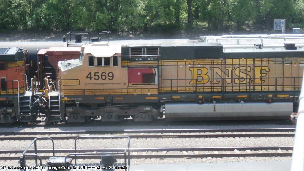 BNSF 4569